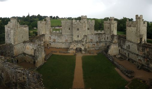 Bodiam - pohled z věže na hrad. Krátce nato začala bouřka a průtrž mračen.
